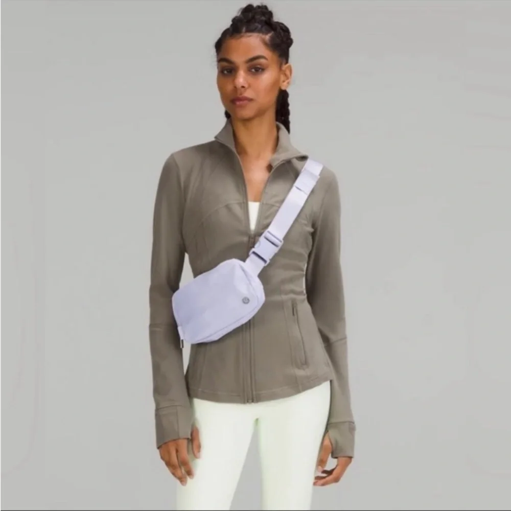 Lululemon Everywhere Belt Bag Lavender 1L —#039 - Picture 3 of 6